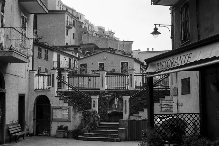 La place d'un petit village des Cinque Terre en Italie