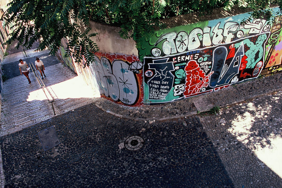 Deux touristes dans une rue taggée à Lisbonne au Portugal.