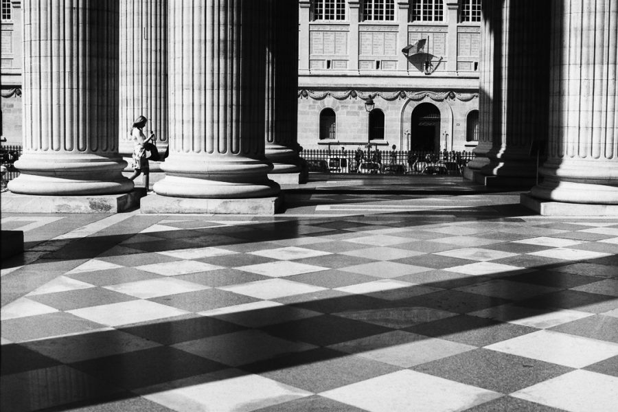 Une femme passe entre les piliers du Pantheon à Paris