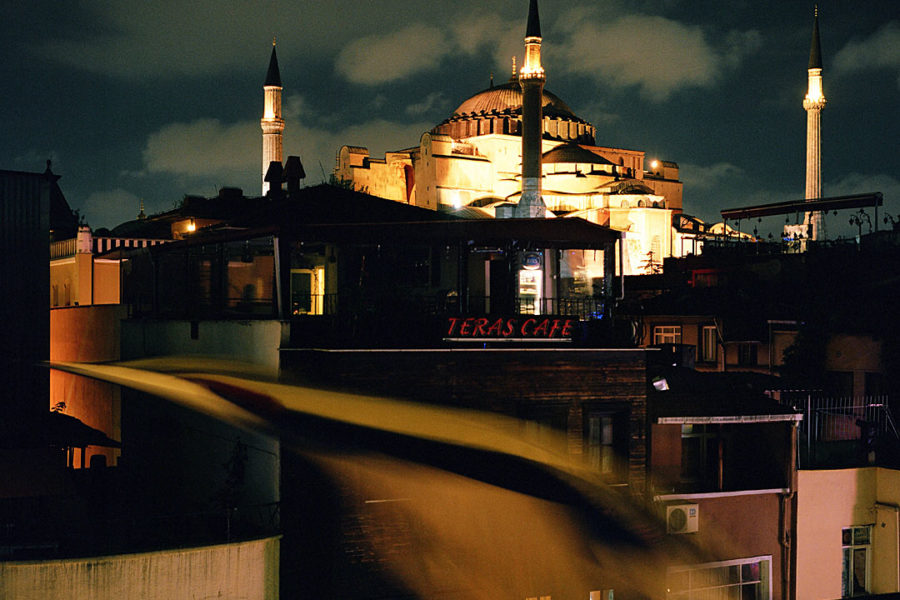 Vue d'ne mosquée la nuit à Istanbul depuis un toit.